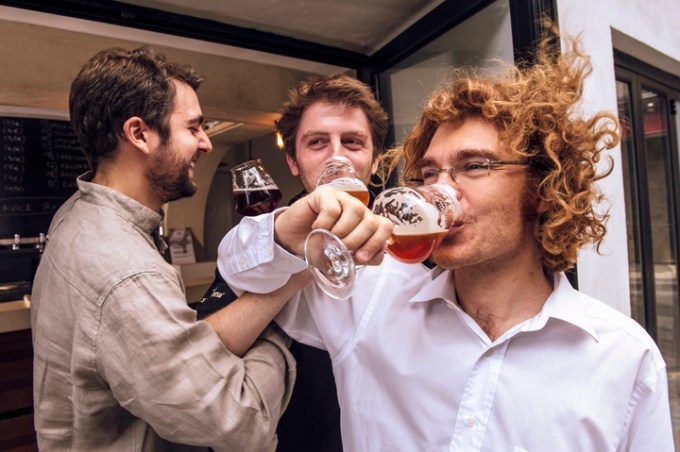 Bar La Fine Mousse. 6 avenue Jean Aicard Paris 11Ë, France. SpÈcialisÈ en biËres artisanales.